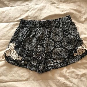 💋 Flowy shorts with lace, Size Medium